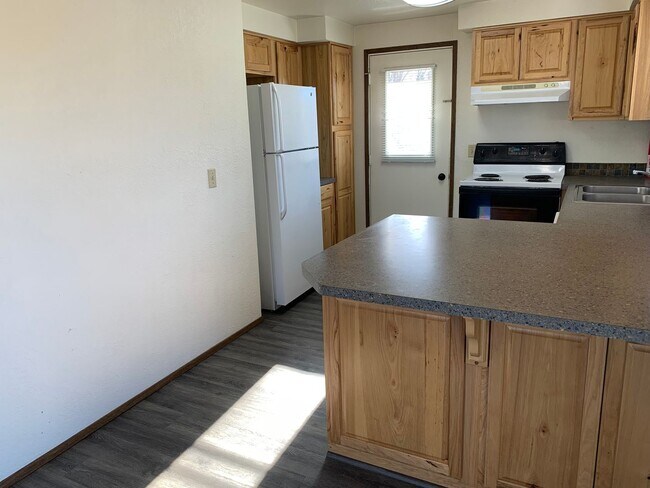 Building Photo - 2346 SW Umatilla Ave