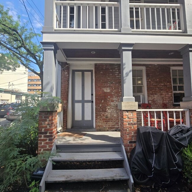 Building Photo - 124A Erie St
