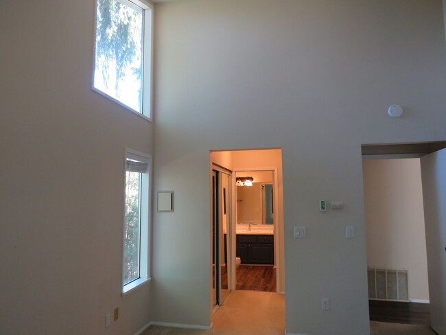 Building Photo - South Rose Hill Spacious updated Condo w/V...