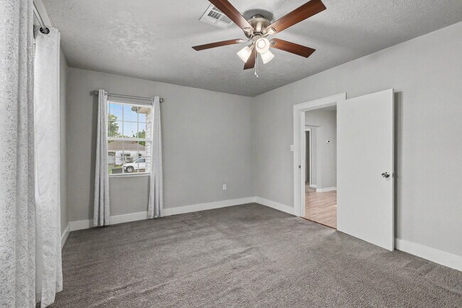 Building Photo - 537 SW 45th St