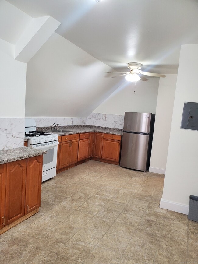 Building Photo - 319 Maplewood Ave