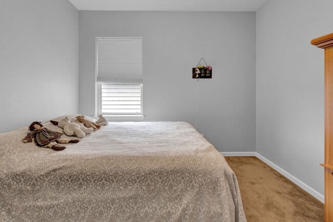 Building Photo - Beautiful low-maintenance ranch home with turf in front and back!