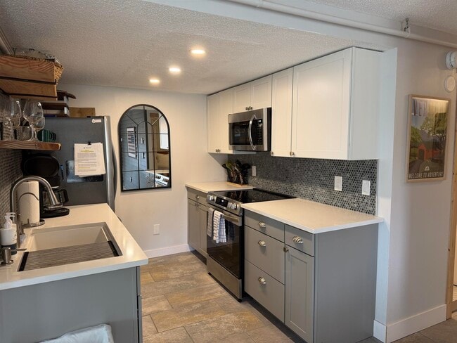 Building Photo - 220 Mountainside Dr