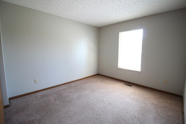 Building Photo - 2 bedroom ranch, duplex