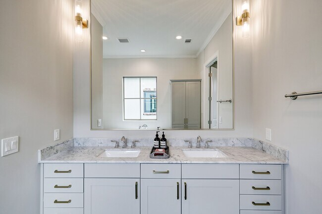 Building Photo - 505 Reinicke St