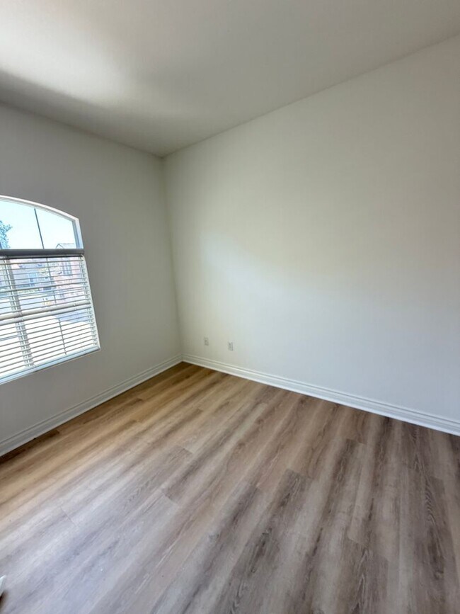 Building Photo - 3 bed, 2 1/2 bath home in desirable west Simi Valley gated community