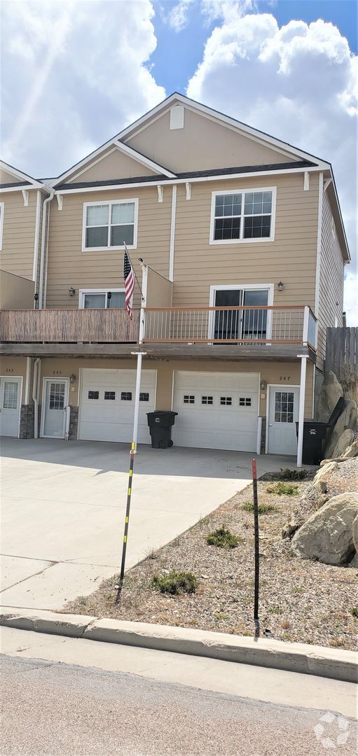 Building Photo - 2 Bedroom 1.5 Bathroom & 1 Car Garage For ...