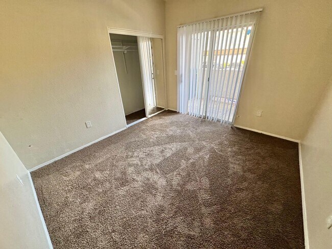 Building Photo - **BEAUTIFUL 3 BEDROOM, 2 BATHROOM DOWNSTAI...