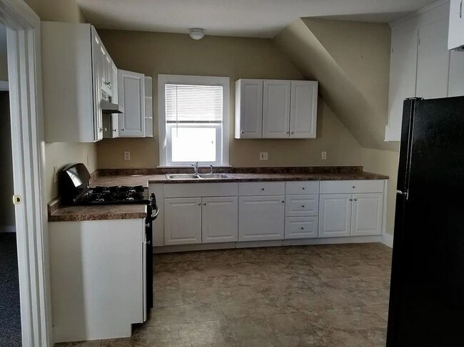 kitchen - 395 Maple St