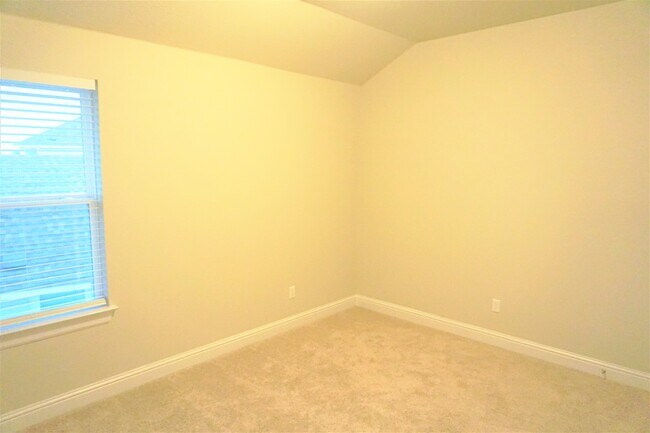 Secondary bedroom - 260 Gaida Loop