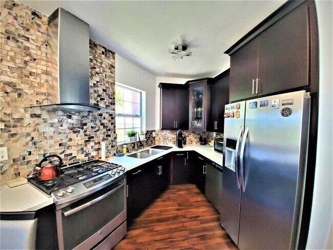 Kitchen - 919 W Lewis St