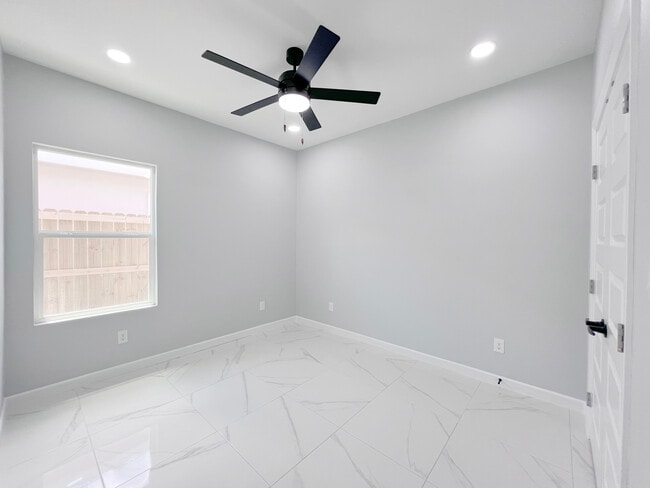 Building Photo - 913 N Woodson Ave