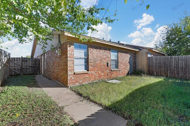 Building Photo - Cute 2/2 Duplex in Fort Worth!