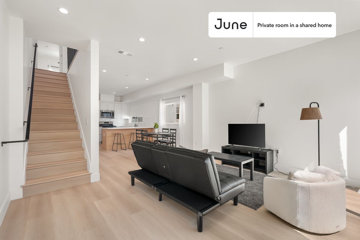 Building Photo - Private bedroom in 5 bed/5 bath Home