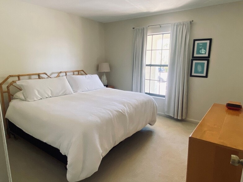 Building Photo - 4727 Winslow Beacon