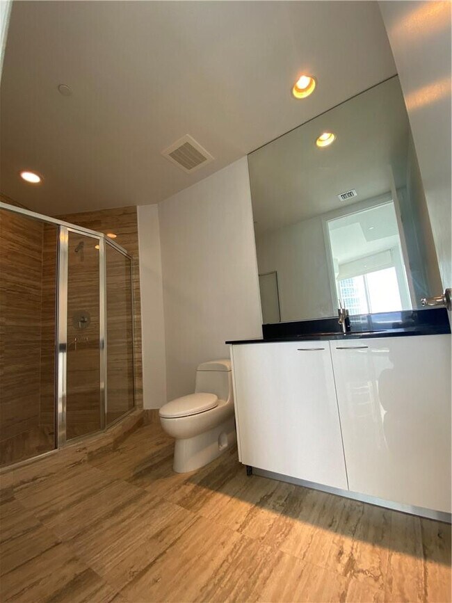 Building Photo - 16001 Collins Ave