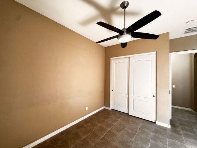 Building Photo - 4 Bedroom + den energy efficient Hamilton High
