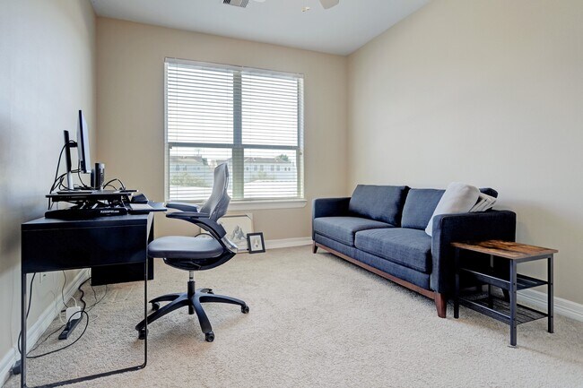 Building Photo - 1530 W 25th St