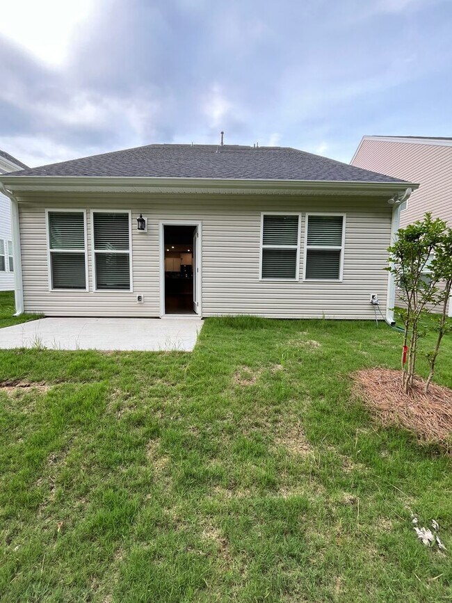 Building Photo - Very Spacious Townhome Available For Move In March 2026