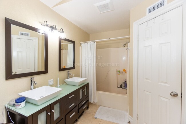 Building Photo - Beautiful 3 bed / 2.5 bath / 1,150 sqft Town Home in walking distance to Vista Village