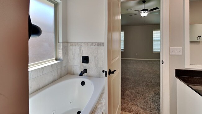 Building Photo - Luxury 4 Bedroom 3 Bathroom Home in Lone O...