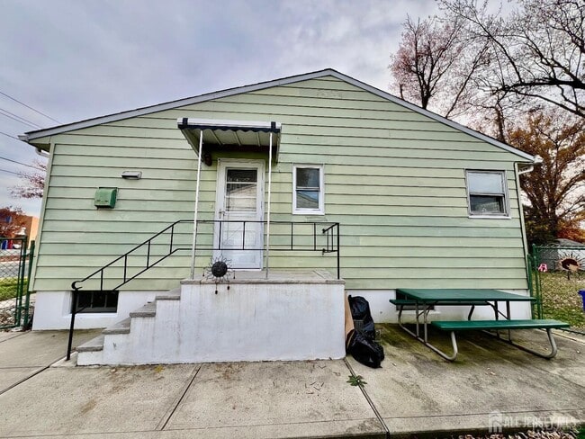 Building Photo - 340 Old Post Rd