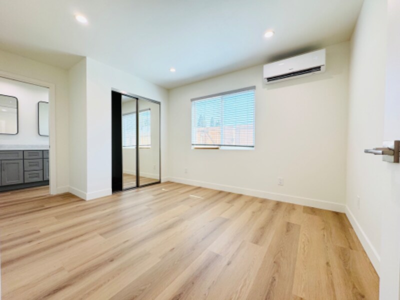 Building Photo - 5037 Kenmore Dr