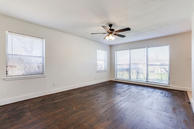 Building Photo - Spacious 4 Bed 2 Bath Home with Stainless Steel Appliacnes
