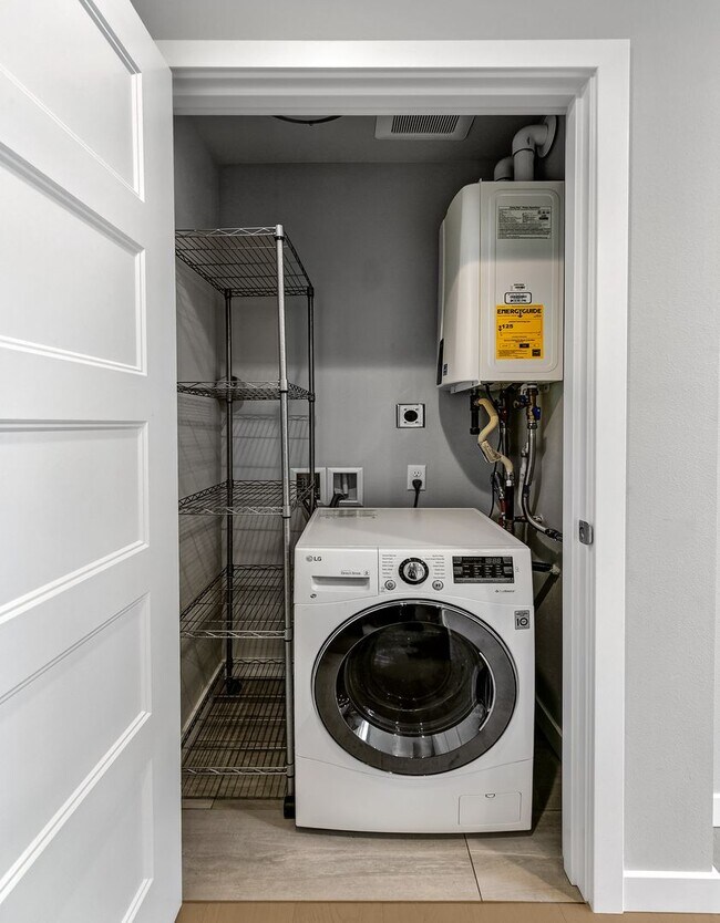 Building Photo - Stylish 2BR Townhome with Rooftop Deck & A/C Near Light Rail