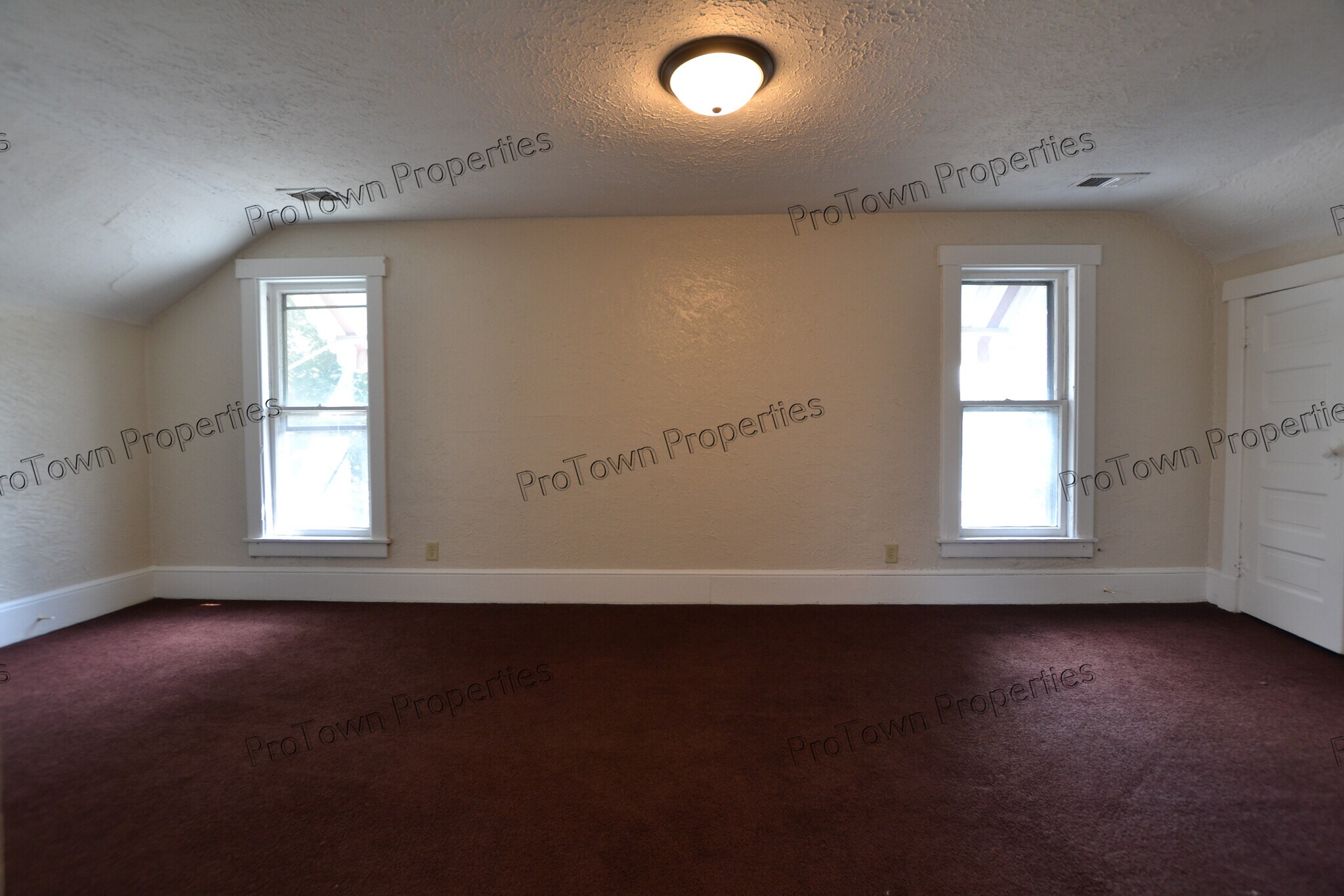 Building Photo - 1067 N May St
