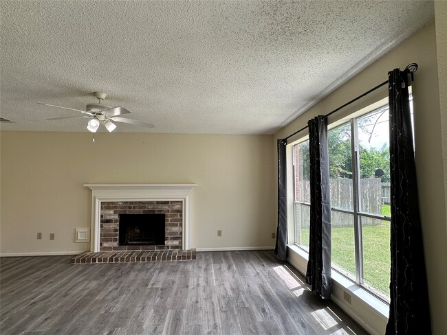 Building Photo - 4819 Sunshine Dr