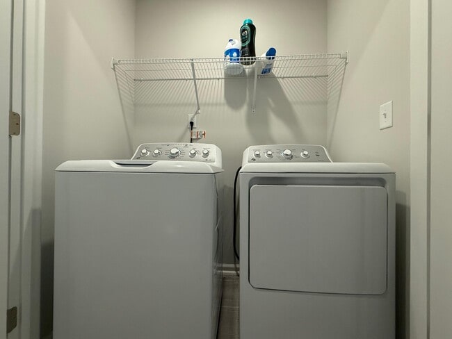 Building Photo - 409 Deercroft Dr