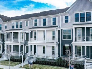 Building Photo - 3 bed 2.5 bath - Luxury Living Meets Subur...
