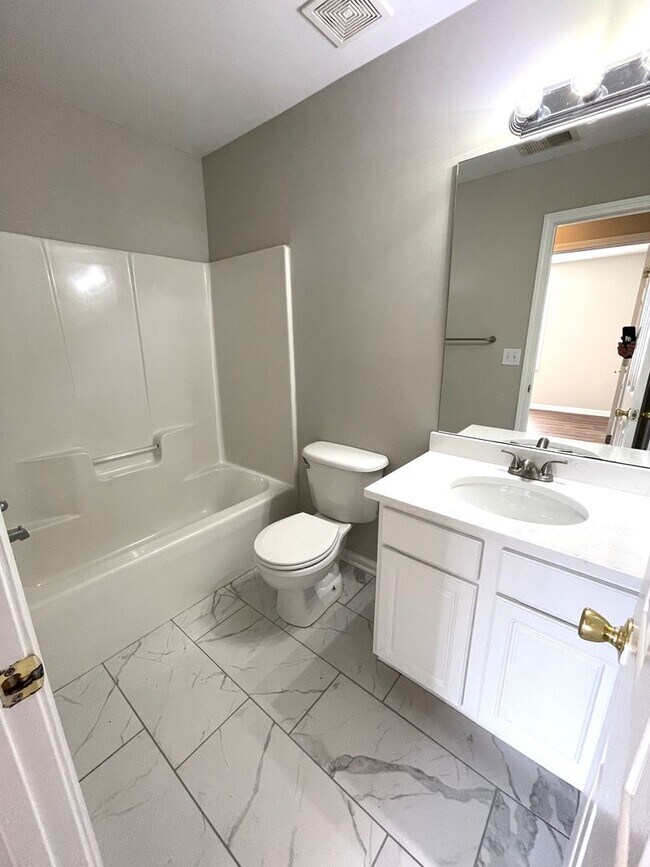 Building Photo - Newly Renovated 3br in East Athens, Available Mid June 2025