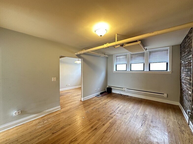 Building Photo - 728 W Addison St