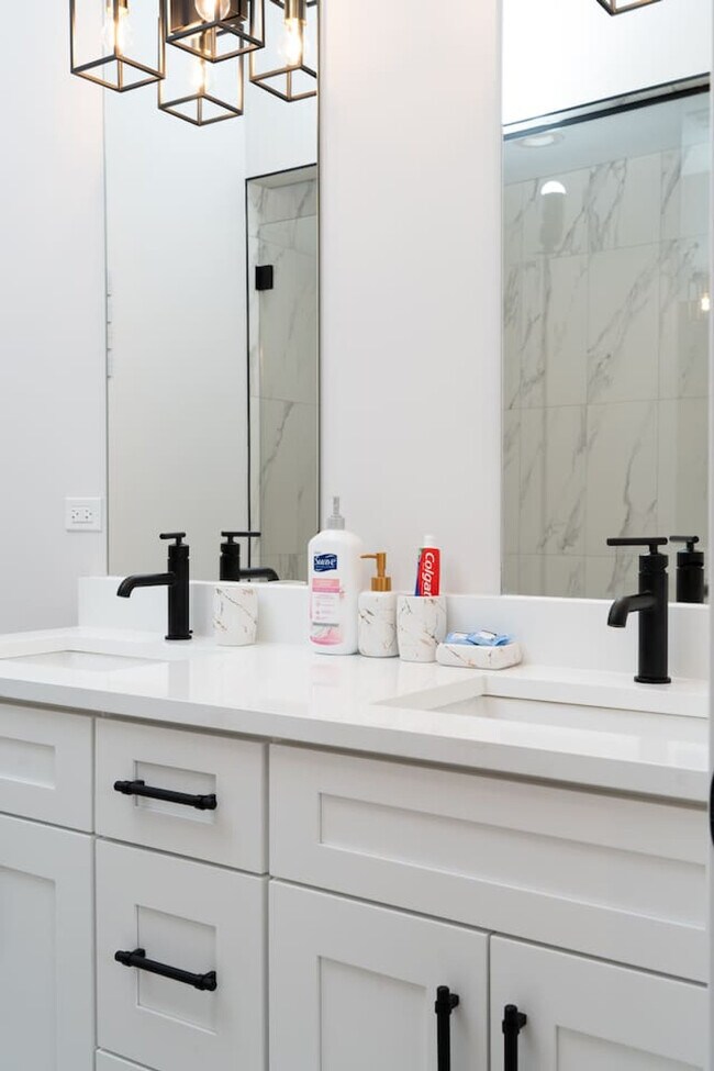 Building Photo - 3723 S Giles Ave