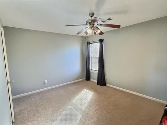 Building Photo - Great 3 Bedroom 2.5 Bathroom Cabot House