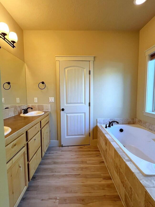 Building Photo - Beautiful 3 bed 2 bath home in The Preserv...