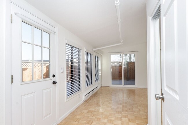 Building Photo - 3 Bed / 2 Bath pet friendly large and sunny unit on 24th St in Noe Valley. YouTube tour!