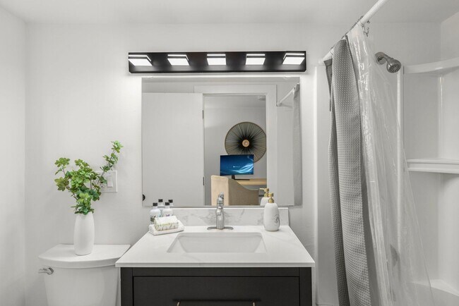 Building Photo - 5bd/3.5ba Bellevue Home