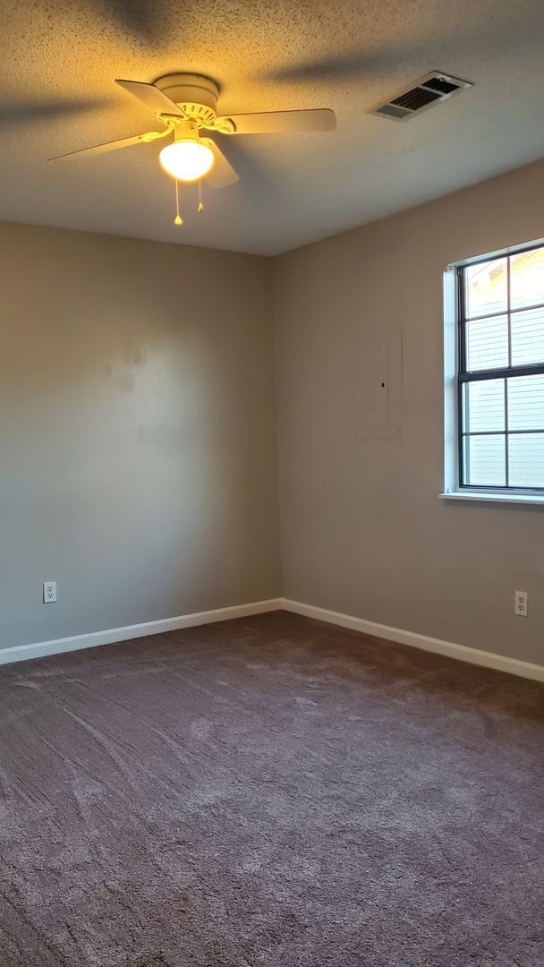 Building Photo - **1 month free if you sign a lease before April 1st** - 4 Bedroom 2 bath available now!