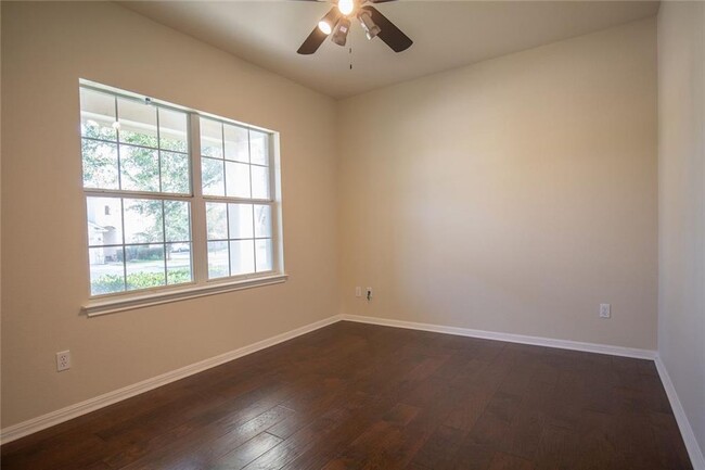 Building Photo - 14825 Fernhill Dr