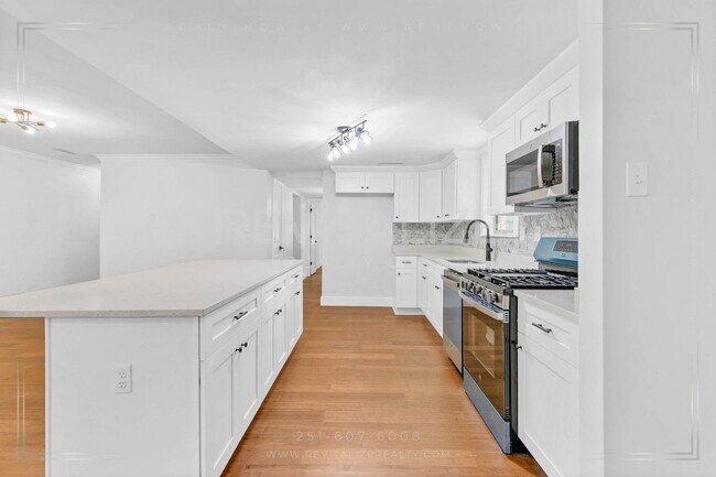 Building Photo - Newly Renovated 3 Bed / 2.5 Bath with Doub...