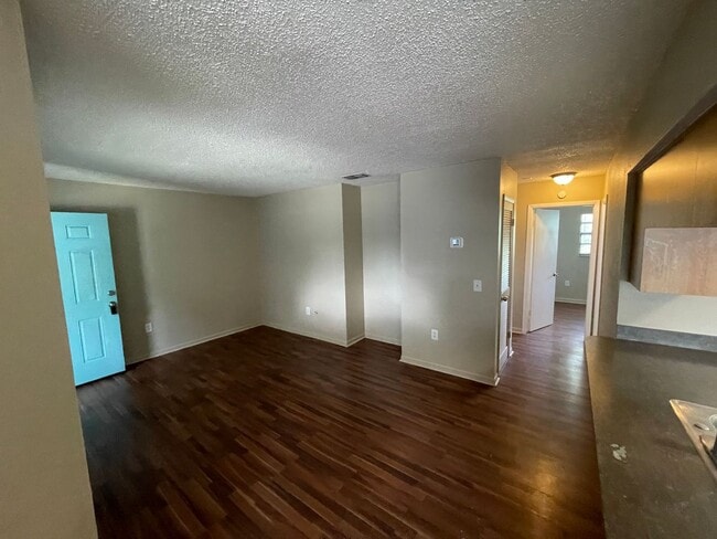 Building Photo - 2/1 Apartment