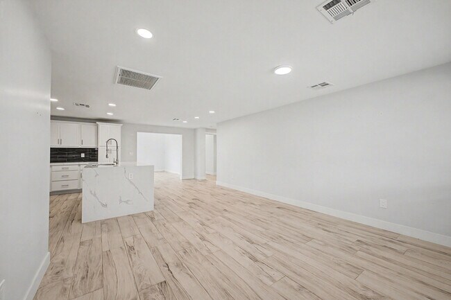 Building Photo - 3701 E Ludlow Dr