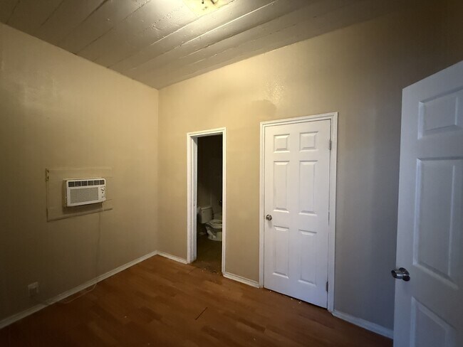 Building Photo - 413 N Hackberry St