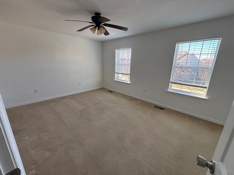 Building Photo - 300 Milkweed Dr