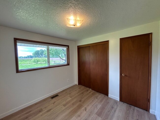 Building Photo - Molalla Country Home