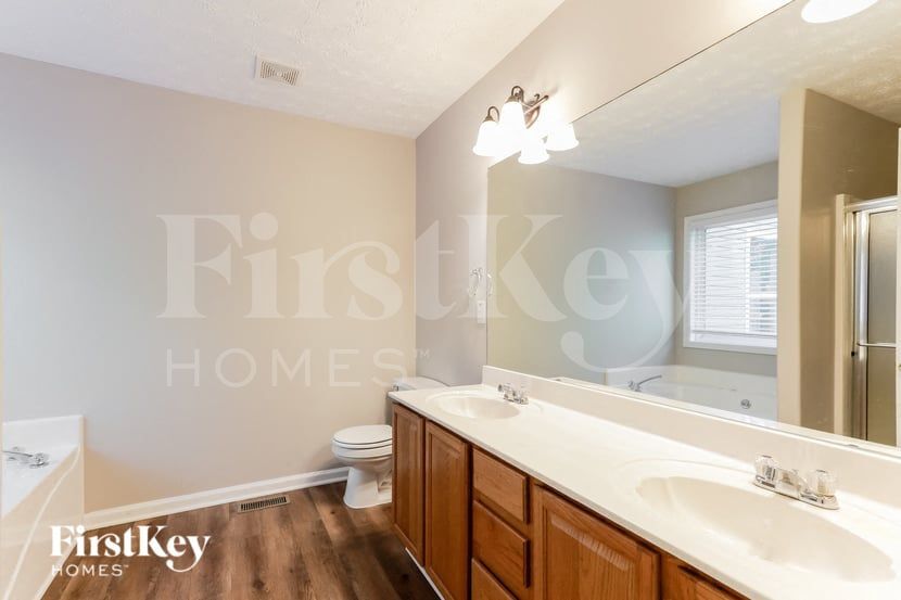 Building Photo - 940 Willow Hollow Dr