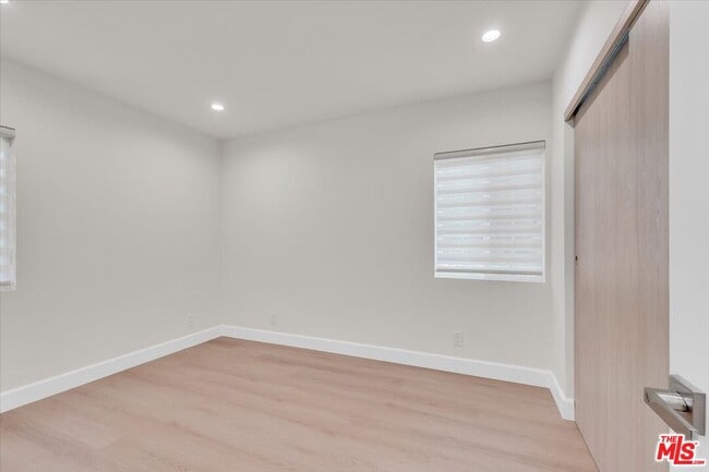 Building Photo - 6915 Encino Ave